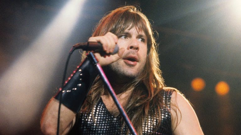 Iron- Maiden-Frontmann Bruce Dickinson auf der Bühne mit Mikrofon.