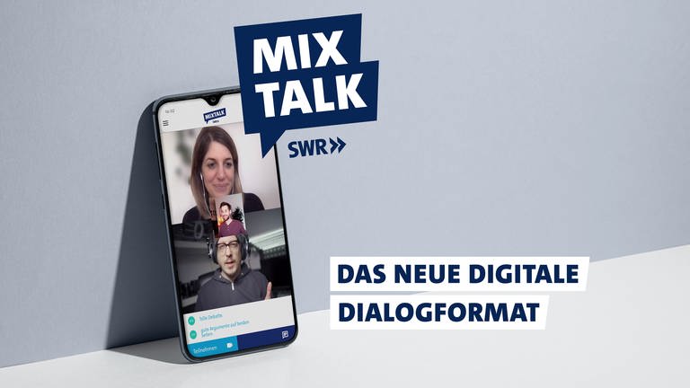 MixTalk - das neue Debattenformat des SWR ist für die mobile Nutzung optimiert.  Zu sehen ist das Logo zusammen mit einem Smartphone, auf dem eine Testversion von "MixTalk" gezeigt wird.