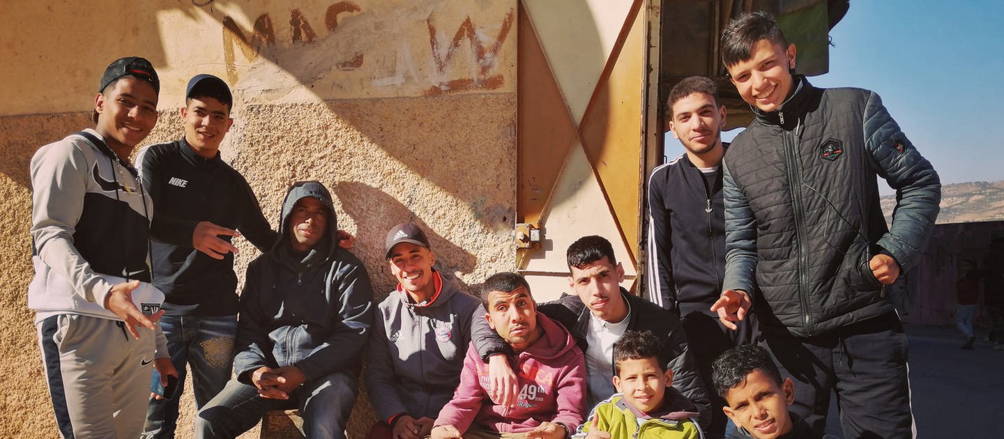 Marokkanische Kinder lachen in die Kamera