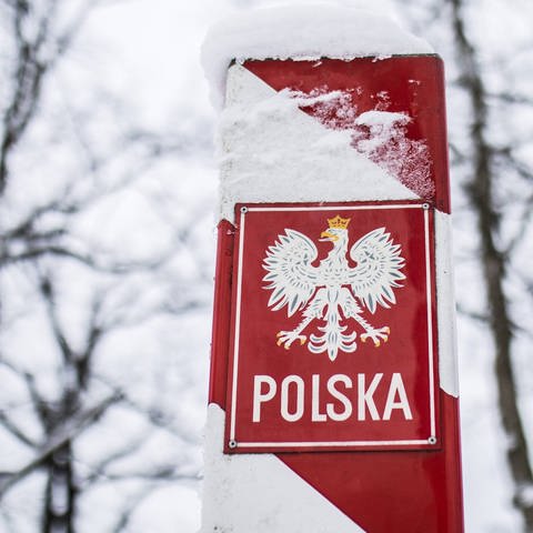 Grenzpfahl mit der Aufschrift "Polska"