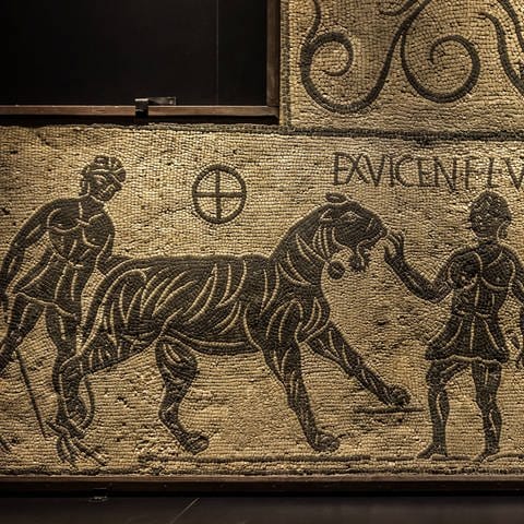 Mosaikfragment mit Tiger und zwei Bestiarii  Venatores im antiken Rom, Italien, 100-200 n. Chr