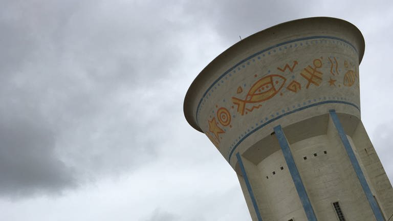 Wasserturm bei Sibiril in der Bretagne: In Frankreich stehen ungefähr 16.000 Wassertürme – in Deutschland sind es vielleicht 2.000. Das hat zum Teil historische Gründe.