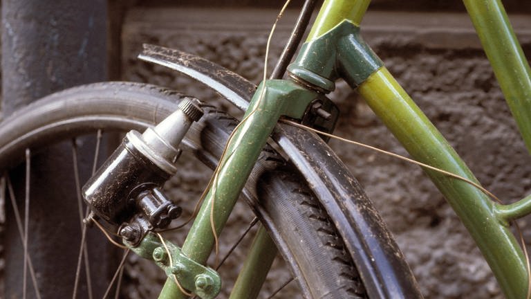 Fahrraddynamo: Wenn der Fahrradreifen sich dreht, dann dreht sich auch der Magnet im Dynamo. So wird Strom erzeugt und die Fahrradlampe brennt.