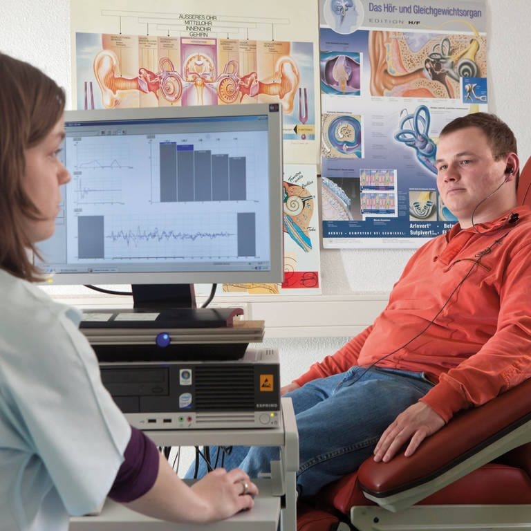 Eine Assistentin prüft 2011 in der Audiometrie des Universitätsklinikums Jena bei einem Patienten mit einer Sonde die Funktion der äußeren Haarzellen des Ohres 