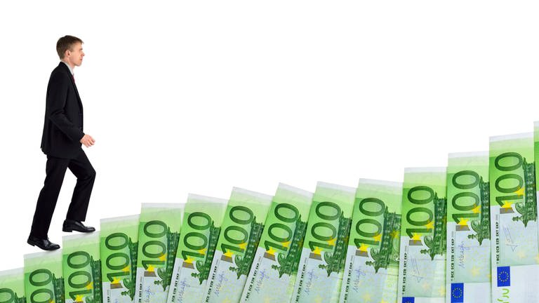Ein Mann steigt einge "Treppe" aus grünen 100-Euro-Scheinen hinauf (Grafik): 