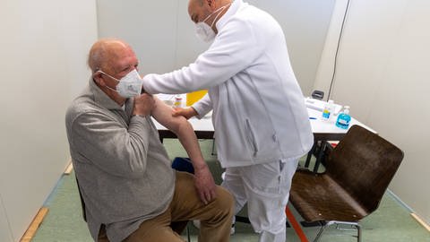 Es gibt immer mehr Impfdurchbrüche bei vollständig gegen Corona Geimpften. Das liegt zum Teil auch daran, dass bei älteren Personen die Immunantwort nach einer Corona-Impfung meist schwächer ausfällt. (Foto: IMAGO, imago images/7aktuell)
