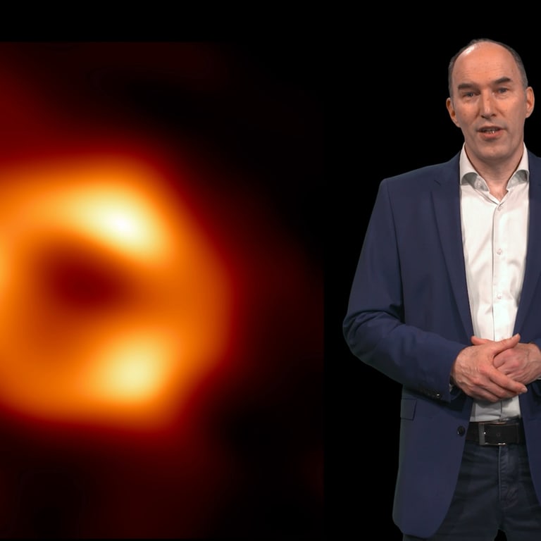 Uwe Gradwohl von der SWR-Wissenschaftsredaktion erklärt, wie das Bild des Schwarzen Lochs im Zentrum der Milchstraße entstehen konnte. (Foto: Pressestelle, SWR, SWR/EHT Collaboration)