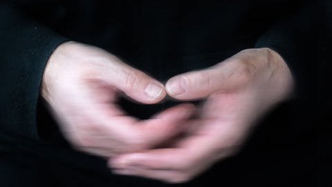 Zitternde Hände sind typisch für Parkinson und können die Lebensqualität stark beeinträchtigen. Ein Diabetesmittel kann das Fortschreiten der Parkinson-Symptome möglicherweiese bremsen. Eine Studie zeigt eine leichte Besserung. (Foto: picture-alliance / Reportdienste, picture alliance / zb)