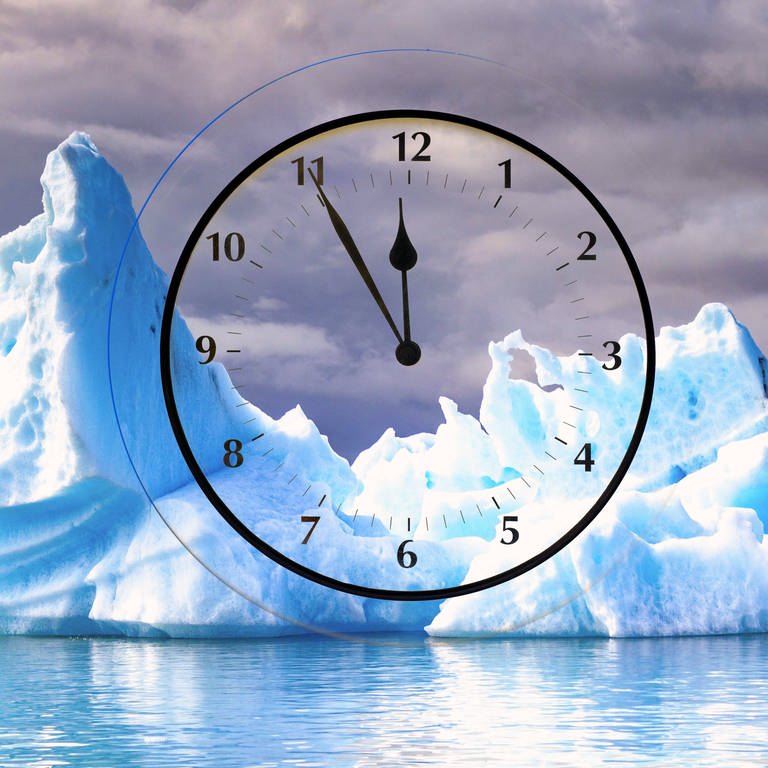 Ein Eisberg ragt aus dem Wasser, davr eine tickende Uhr. Das Bild symbolisiert den Klimawandel und seine Auswirkung auf unsere Zeit