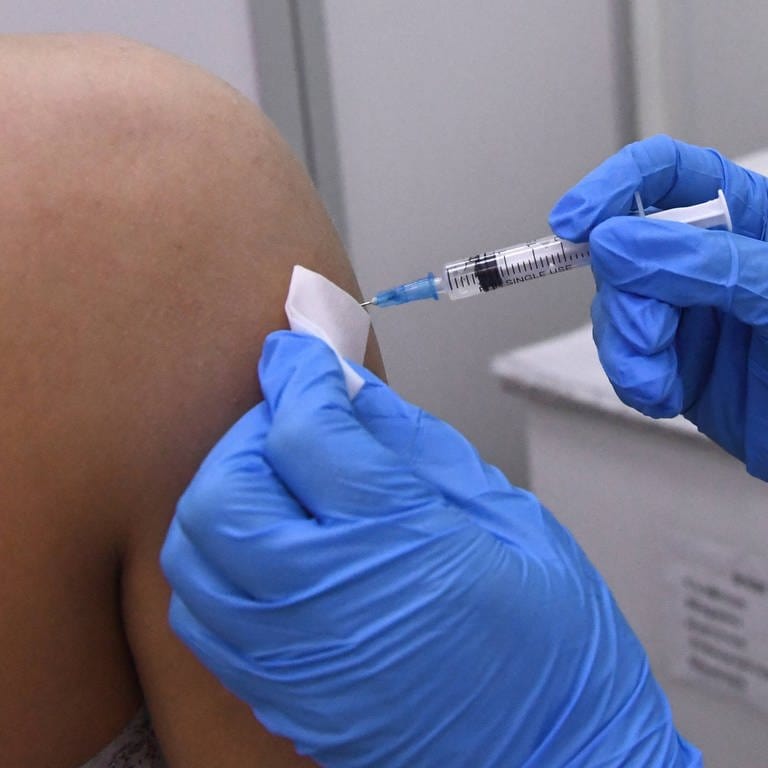 Eine neue Meta-Studie gibt Hinweise auf mehr Impfnebenwirkungen bei mRNA-Impfstoffen als bislang vermutet.