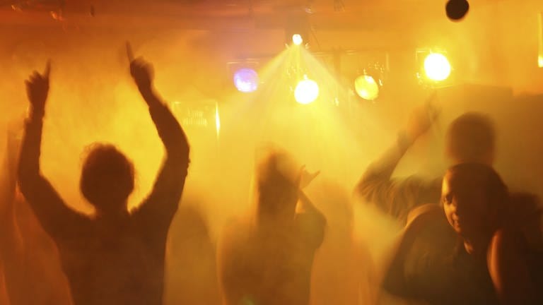 Menschen tanzen zu Musik in einer Disco