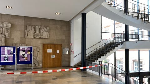Unibibliothek Mannheim von innen mit Absperrband (Foto: SWR)