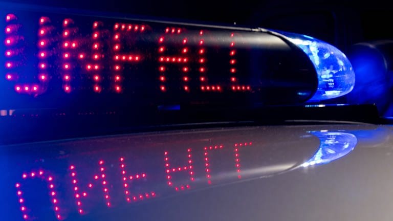 Ein Blaulicht leuchtet eines Polizeifahrzeugs (Foto: dpa Bildfunk, Monika Skolimowska)