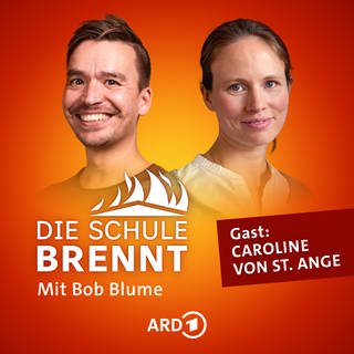 Caroline von St. Ange und Bob Blume auf dem Podcast-Cover von "Die Schule brennt – Mit Bob Blume"