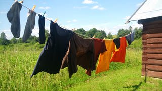 Warum farbige Wäsche im Sommer nicht direkt in der Sonne trocknen sollte