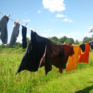 Warum farbige Wäsche im Sommer nicht direkt in der Sonne trocknen sollte