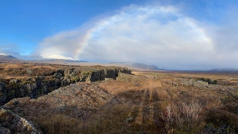 Regenbogen über dem isländischen Nationalpark Thingvellir 