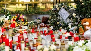 In Aschaffenburg erinnern Kerzen und Blumen an die Opfer des tödlichen Messerangriffs - in der Migrationsdebatte ist der Ton seit der Attacke rauer geworden. 