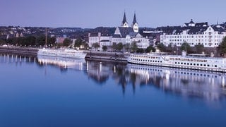 Blick auf das Rheinufer der Stadt Koblenz mit anlegenden Schiffen