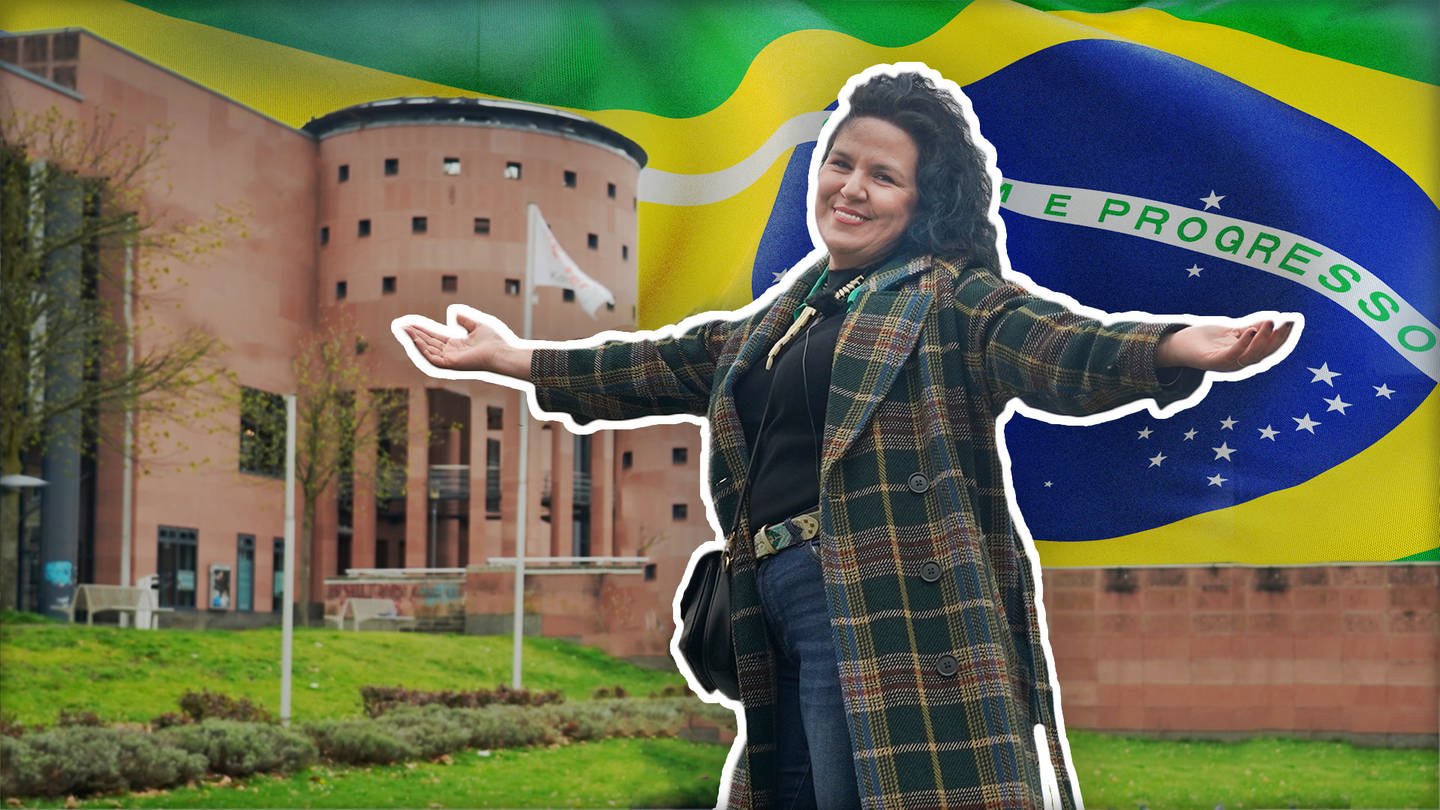 Fotokünstlerin Ray Albuquerque aus Sao Paulo in ihrer neuen Heimat Kaiserslautern, vor dem Pfalztheater mit brasilianischer Flagge im Hintergrund