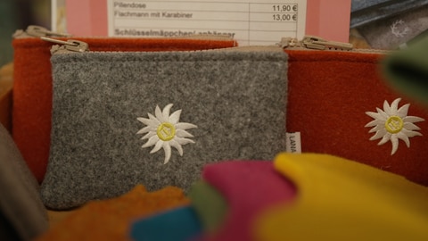 Produkte aus Filz wie sie Buchhandlungen, Geschenkläden oder Blumengeschäfte kaufen. Sie fühlen sich vom „Filz-Sepp“ über den Tisch gezogen.