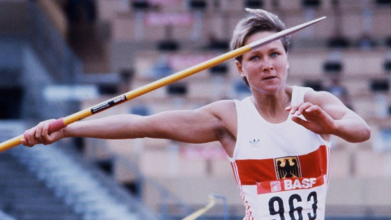 Die deutsche Siebenkämpferin Birgit Dressel wirft bei der EM 1986 einen Speer.