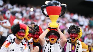 Deutsche Fans jubeln im Stadion