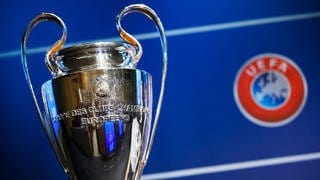 Der Siegerpokal vor dem UEFA-Logo