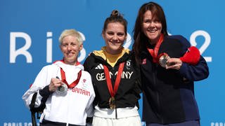 Die deutsche Radfahrerin Maike Hausberger (M.) mit ihrer Goldmedaille