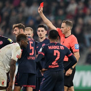 Samuel Essende vom FC Augsburg sieht die Rote Karte