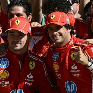 Charles Leclerc und Carlos Sainz feiern den Doppelsieg von Ferrari