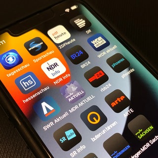 Smartphone mit den Apps verschiedener öffentlich-rechtlicher Sender