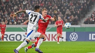 Zweikampf zwischen Philipp Lienhart vom SC Freiburg und Hamburgs Davie Selke