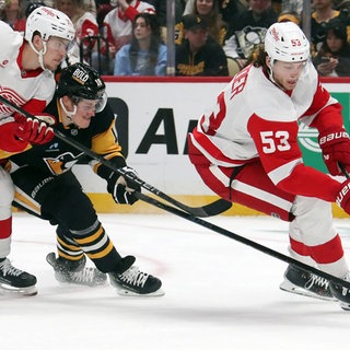 Moritz Seider (r.) bewegt den Puck gegen Pittsburghs Defensive