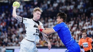 Eric Johansson vom THW Kiel im Duell mit Julian Köster vom VfL Gummersbach