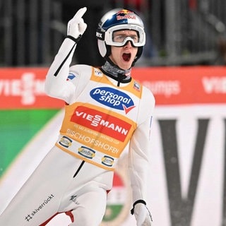 Skispringer Daniel Tschofenig jubelt