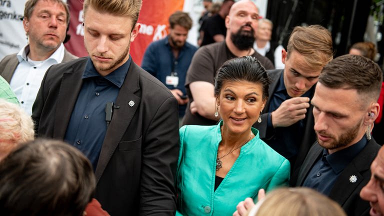 Sahra Wagenknecht am Rande einer Wahlkampfkundgebung in Berlin