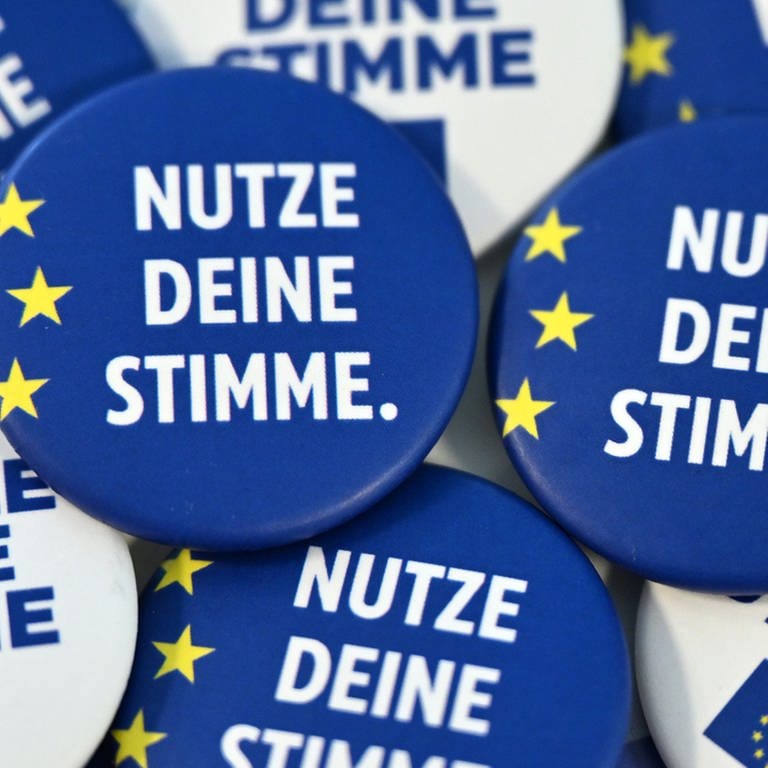 Anstecker mit der Aufschrift "Nutze Deine Stimme" mit EU-Sternen