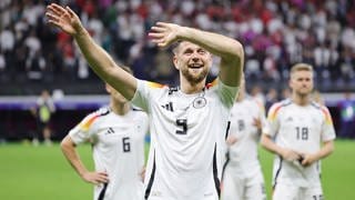 DFB-Stürmer Niclas Füllkrug bejubelt sein Tor zum 1:1-Unentschieden