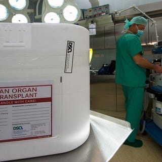 Ein Styropor-Behälter zum Transport von zur Transplantation vorgesehenen Organen steht in Berlin im Operationssaal eines Krankenhauses auf einem Tisch. 