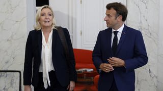 Archivaufnahme von Le Pen und Macron