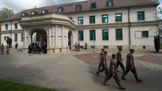 Mitglieder der US-Streitkräfte gehen in den Patch Barracks nach dem Kommandowechsel des United States European Command (Eucom) in Stuttgart am Hauptquartier vorbei.