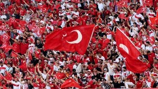 Fans der türkischen Mannschaft am 26.06. im Volksparkstadion Hamburg bei dem Vorrundenspiel Tschechien - Türkei