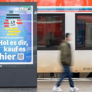 Werbetafel für das Deutschlandticket auf einem Bahnsteig.