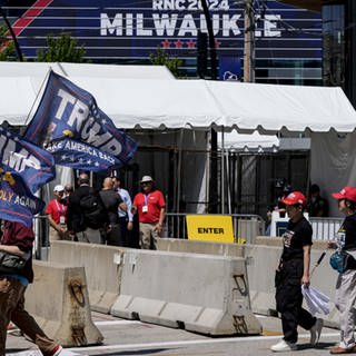  Menschen mit "Trump 2024 - Make America godly again" Fahnen in Milwaukee