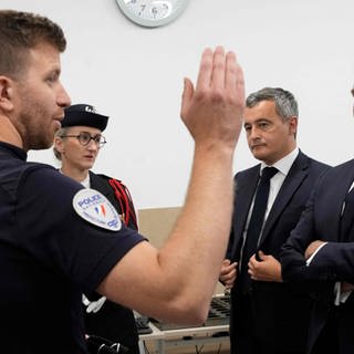Frankreichs Innenminister Darmanin bei einem Treffen mit Polizisten 
