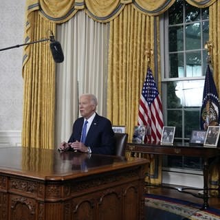 Joe Biden spricht im Oval Office des Weißen Hauses