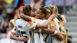 Deutschlands Spielerinnen bejubeln einen Treffer