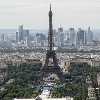 Das Marsfeld am Eiffelturm einen Tag vor der Eröffnungsfeier der Olympischen Sommerspiele 2024
