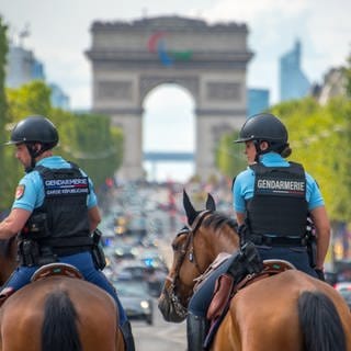 Berittene Polizei patrouilliert anlässlich der Olympischen Spiele